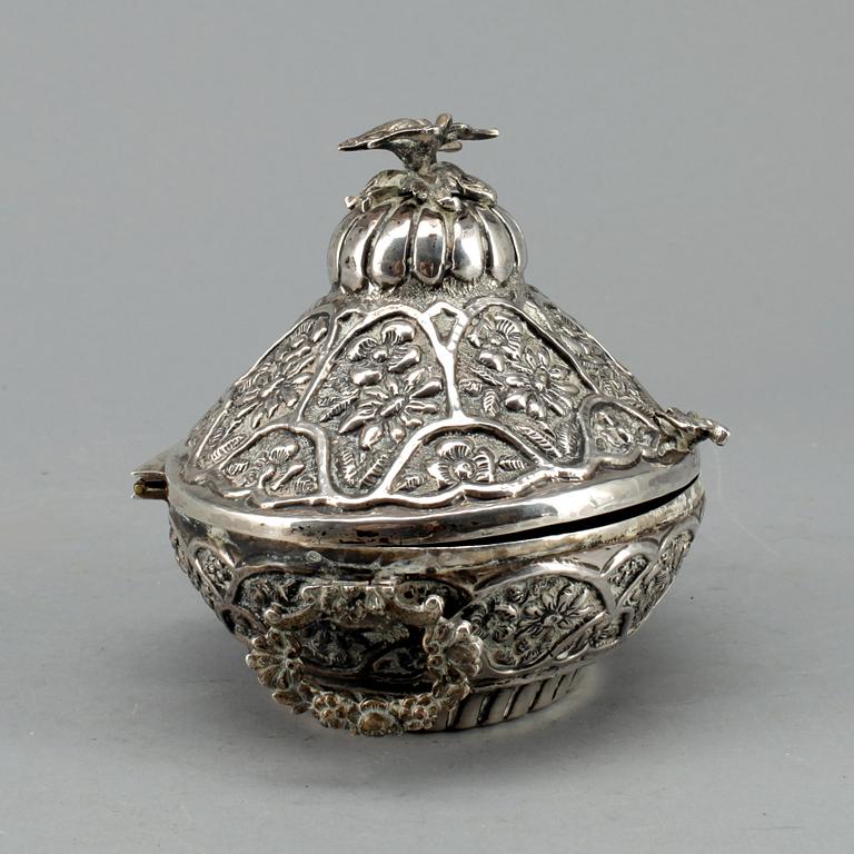 SKÅL MED LOCK, silver, troligen mellanöstern. Vikt ca 375 g.