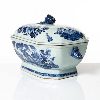 Terrin med lock, kompaniporslin, Kina, Qing dynastin, Qianlong 1736-95.