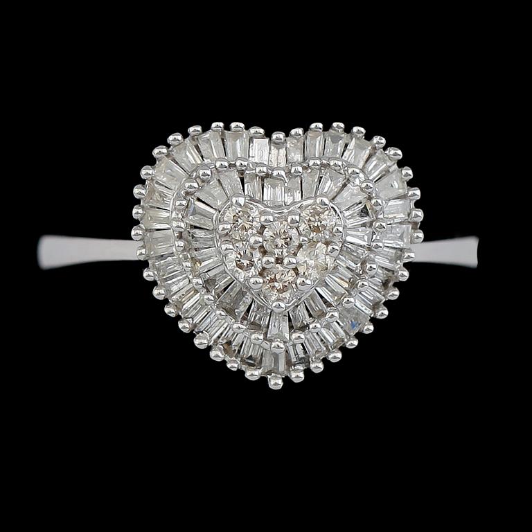 RING, 18K vitguld, åttkant och baguetteslipade diamanter tot ca 0.43 ct.