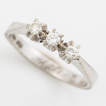 Ring, 18K vitguld med tre briljantslipade diamanter.