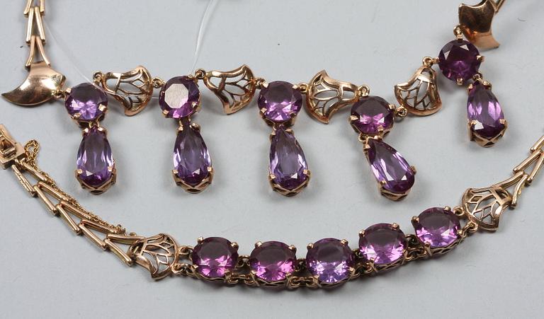 HALSBAND OCH ARMBAND. Gulddoublé och stenar.