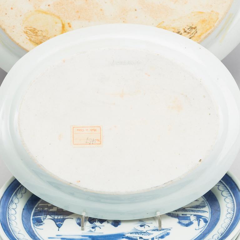 A set of six plus one Chinese porcelain serving dishes around 1800.
