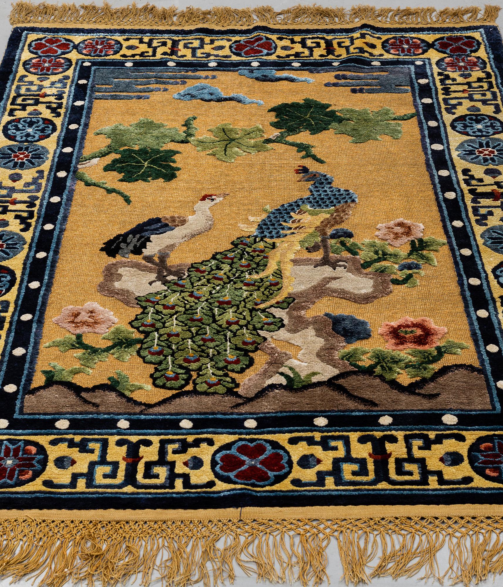 MATTO,  a semi-antique/an old silk China figural relief, ca 176-177 x 121,5-125,5 cm.