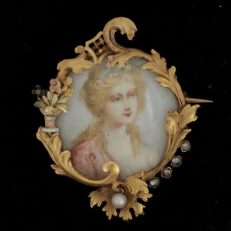 BROSCH, trefärgat guld, pärla, rosenstenar, ostämplad, sent 1800-tal. Vikt ca 7 gram.