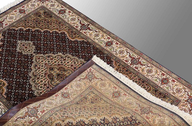 A RUG, Oriental, part silk, around 155 x 103 cm.