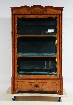 VITRINSKÅP, nyrokoko, 1800-talets andra hälft.