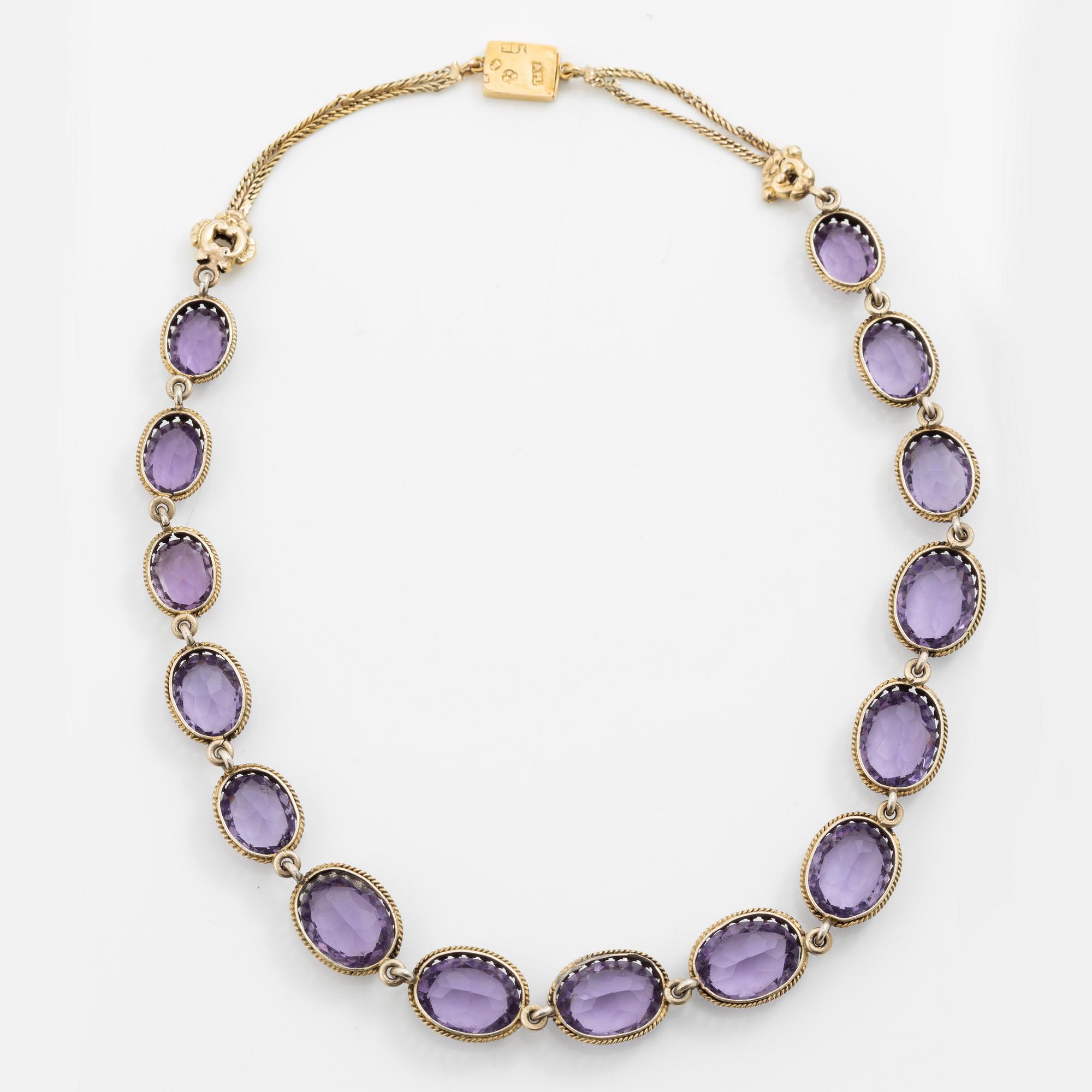 Collier silver och 18K guld med fasettslipat glas samt ett kors silver med ametist och pärlor.