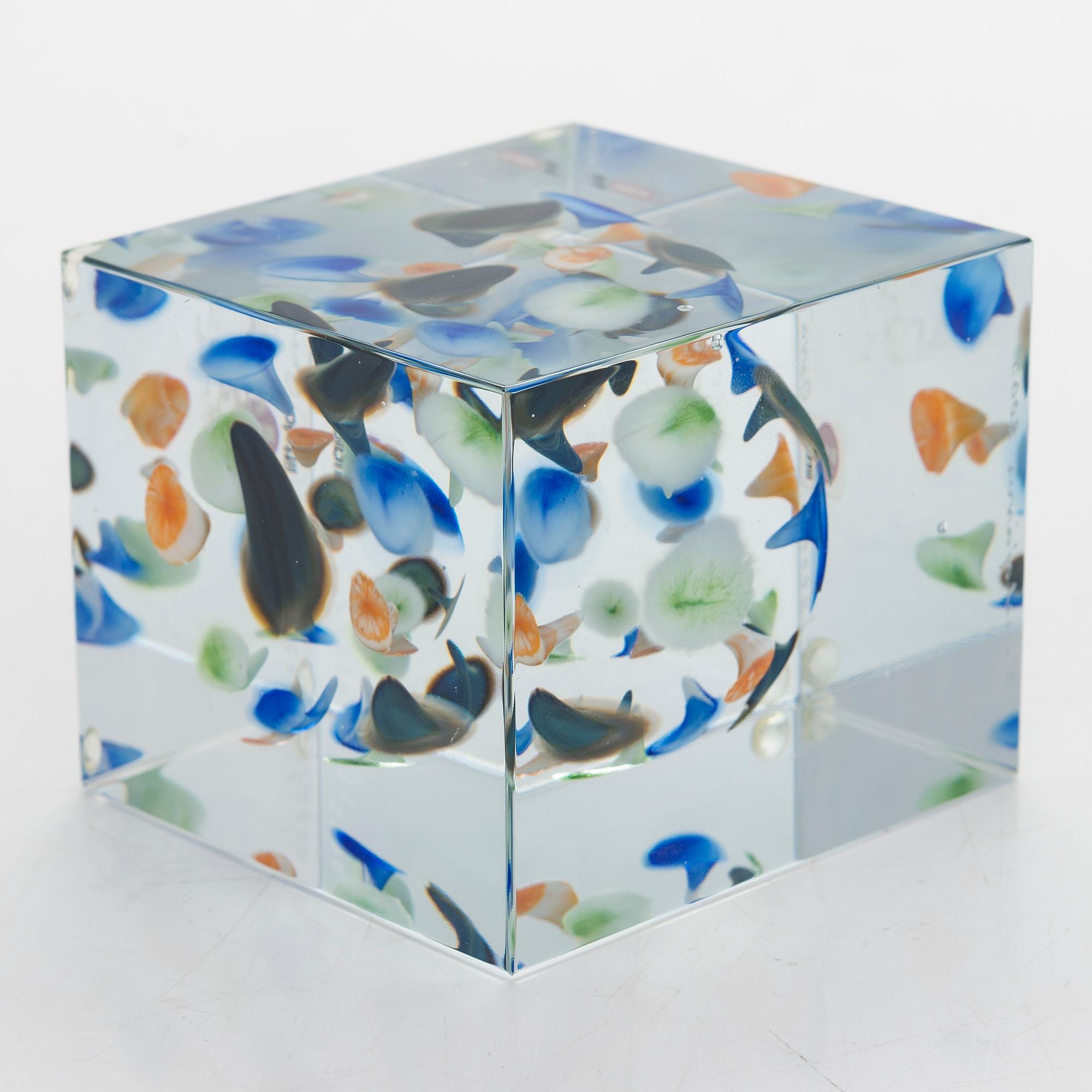 Oiva Toikka, annual glass cube, signed Oiva Toikka Nuutajärvi 2005, numbered 456/2000.