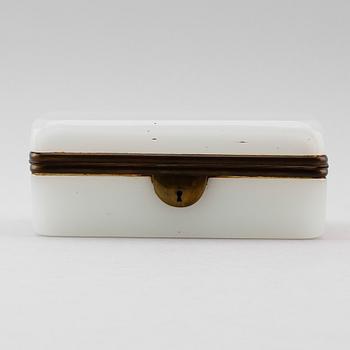 SMYCKESKRIN, mässing och opakglas, 1900-tal.