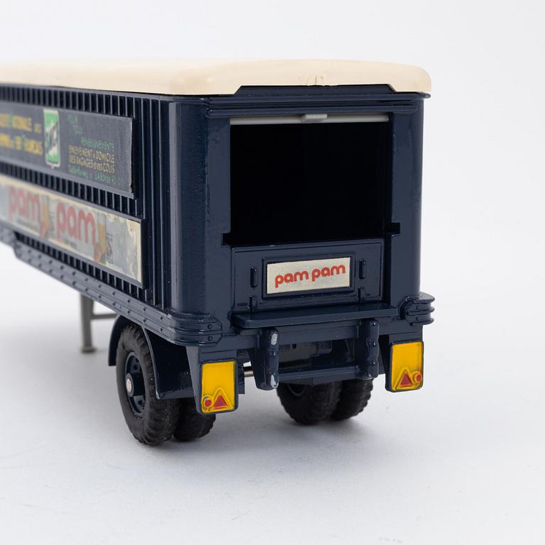 A toy truck, Tracteur Unic et Semi-Remorque SNCF 803, Dinky Toys.