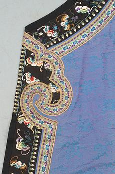 A CHINESE VEST, silk. Height 140 cm. Around 1900.
