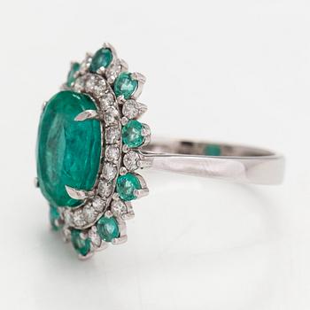 A 14K white gold ring with emeralds ca. 3.89 ct in total and diamonds ca. 0.61 ct in total. IGI certificate.