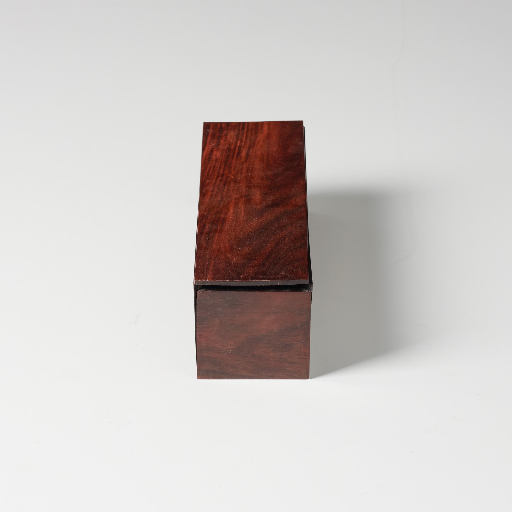 Askar med lock, två stycken, hardwood samt bricka, hardwood, sen Qingdynasti.