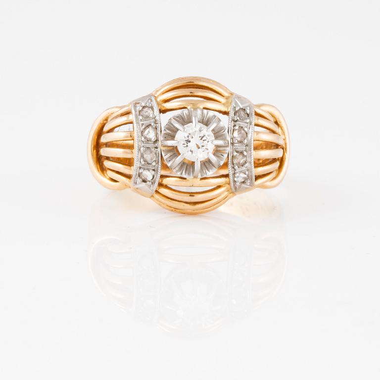 RING, med briljantslipad diamant ca 0.15 ct samt 8 rosenslipade diamanter.