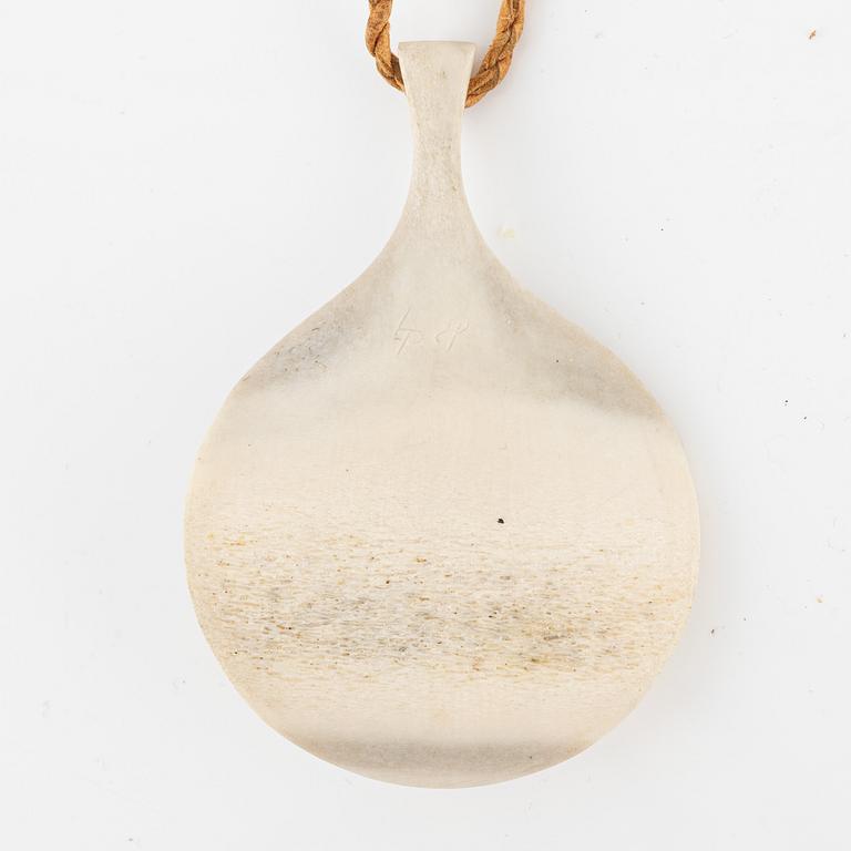 Armband, klockarmband, 2 st samt hängen, 2 st. Bland andra Esse Poggats.