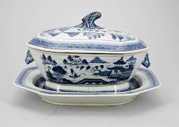 TERRIN MED LOCK OCH FAT, porslin, Jiaqing, Kina tidigt 1800-tal.