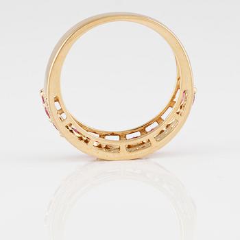 RING, 18K guld med briljantslipade diamanter ca 0.20 ct samt fasettslipade rubiner ca 1.25 ct. Vikt 4,0 gram.
