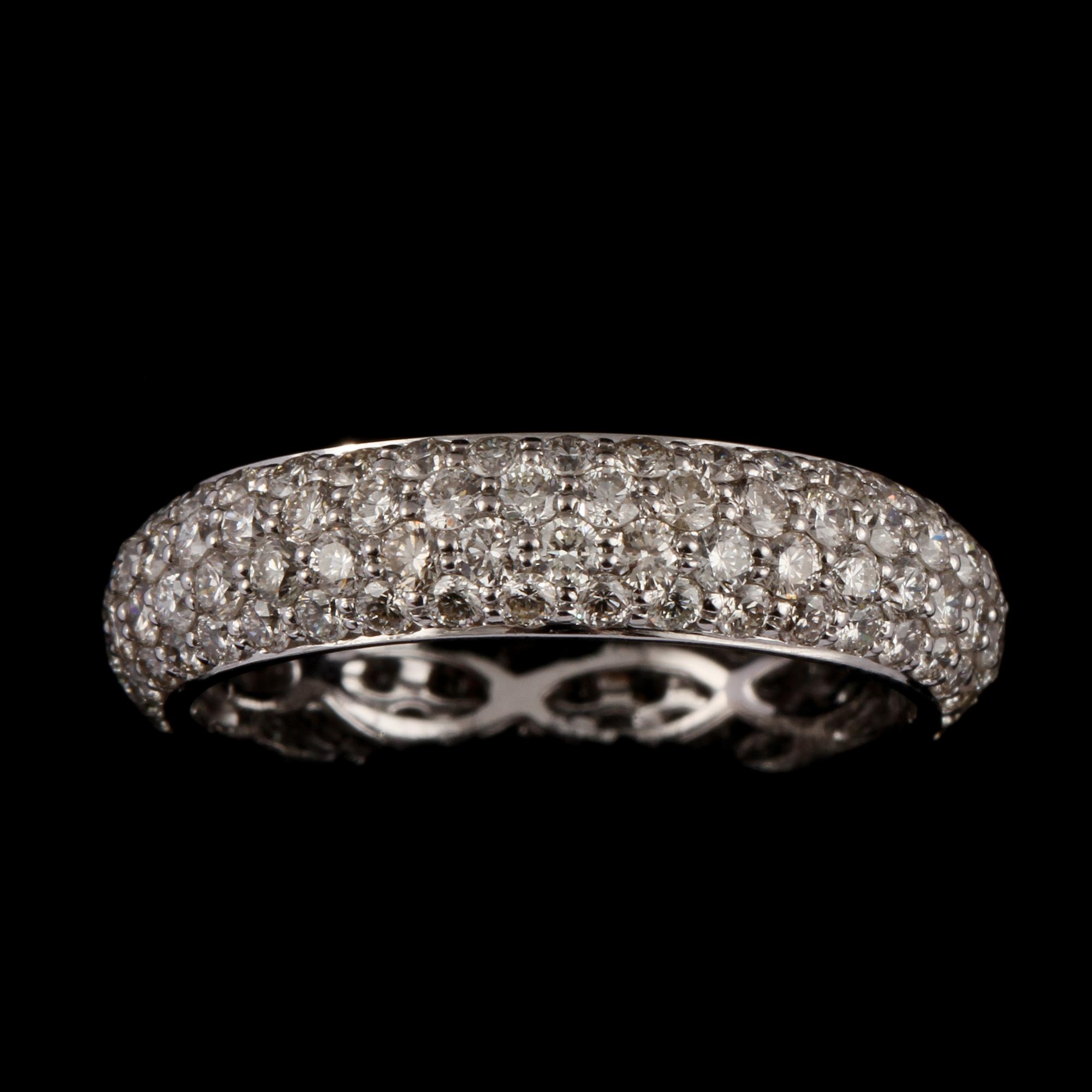 RING, 18k vitguld med 144 briljantslipade diamanter, totalt 2.20 ct. Vikt 3 g.