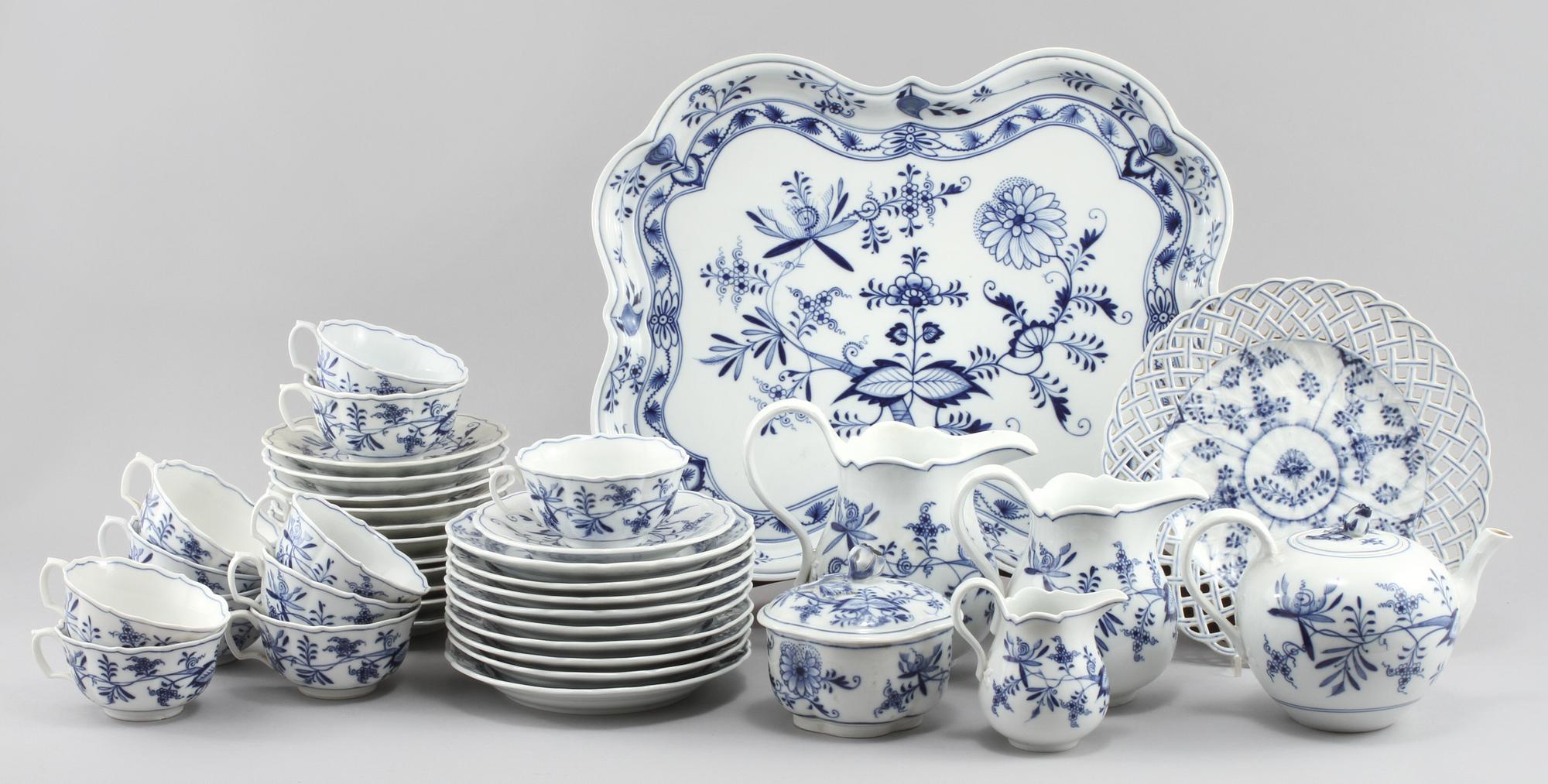 SERVISDELAR, 27 st, porslin, "Lökmönstret", Meissen, 1900-tal.