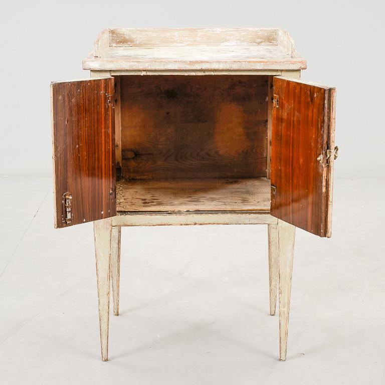 POTTSKÅP, gustaviansk, 1700-talets slut.