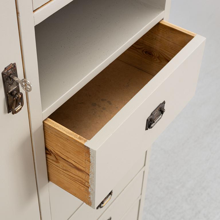 Klädskåp, 1900-talets första hälft.