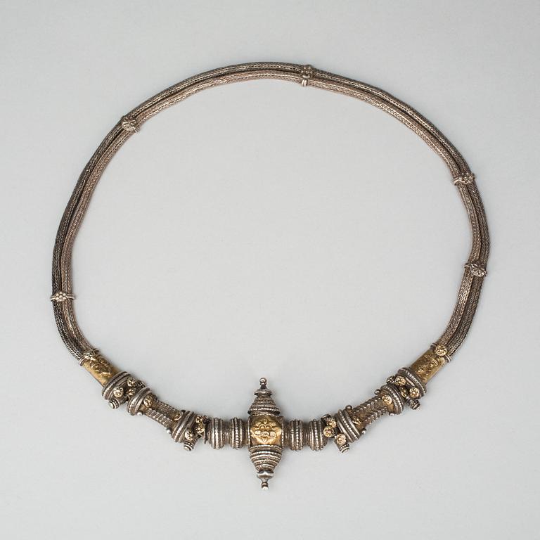 HALSBAND, delvis silver. Orientaliskt. Omkring 1900. Vikt tot  ca 316 g.