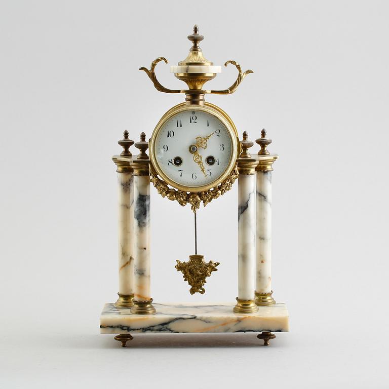 BORDSPENDYL, mässing och marmor, gustaviansk stil, 1900-talets första hälft.