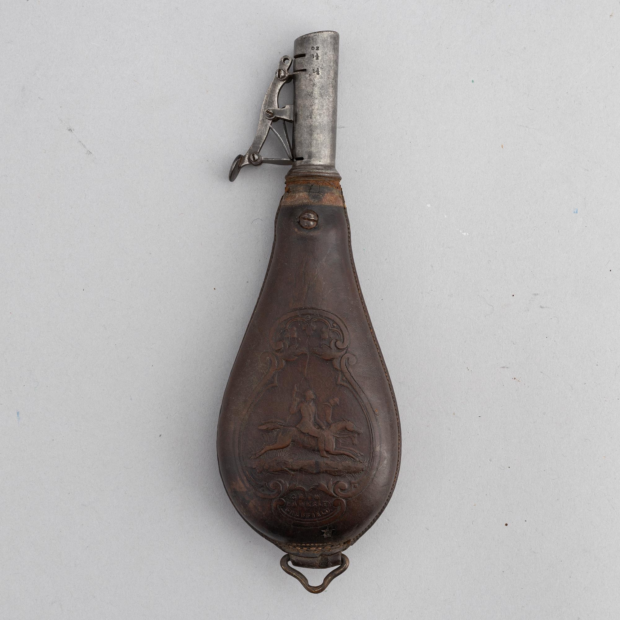 A lot comprising five powderhorn and flasks, and a flintlock. 18th and 19th Century.