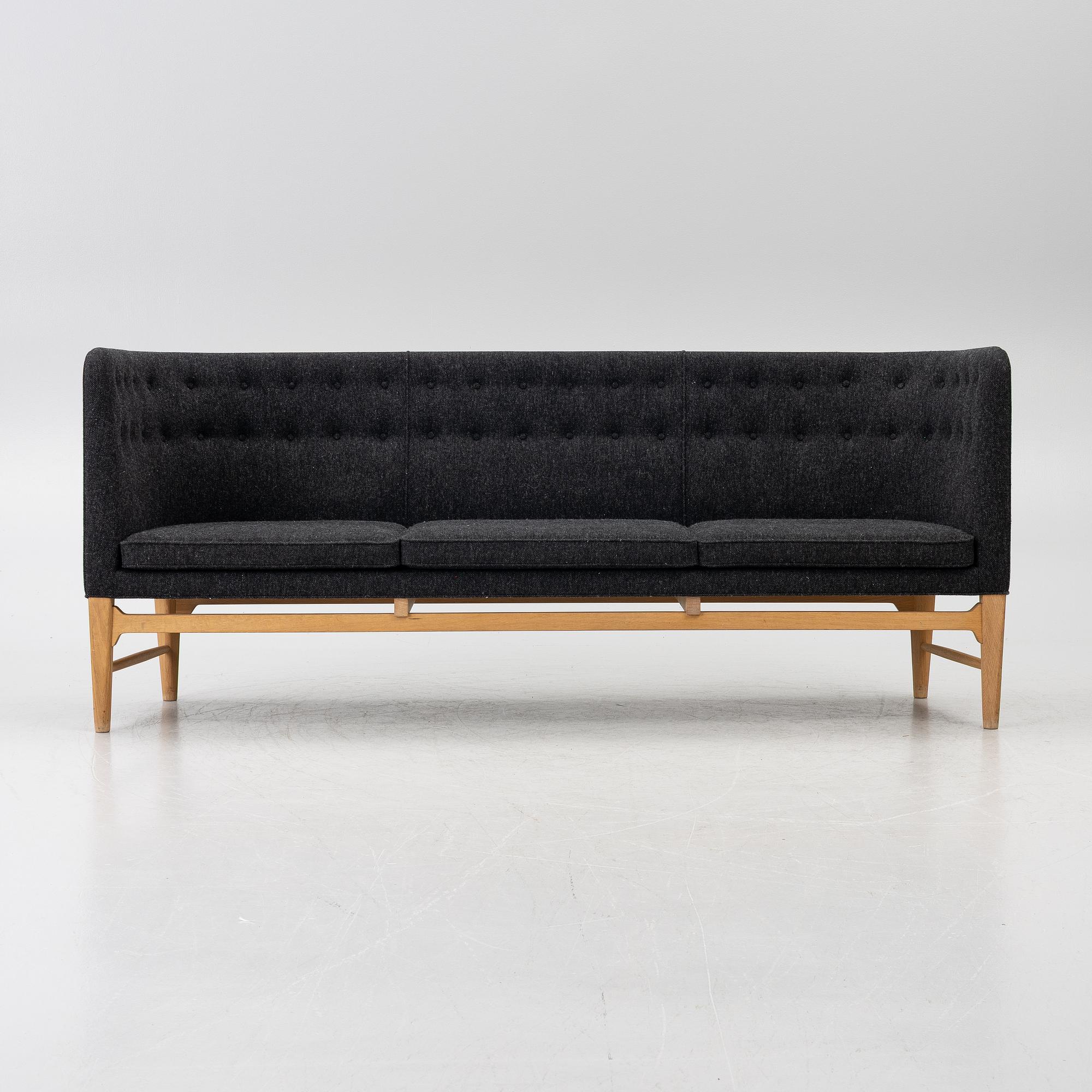 Arne Jacobsen, & Flemming Lassen, Soffa, ”Mayor AJ5”, &Tradition, Danmark, 2000-tal.