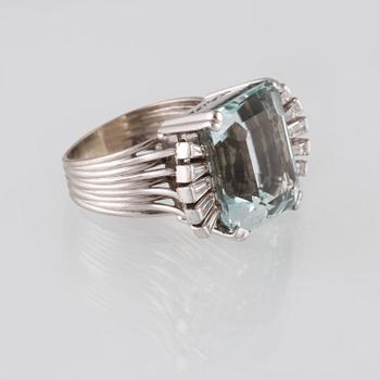RING, 18K vitguld med akvamarin samt trapetsslipade diamanter. Vikt 11,6 gram.