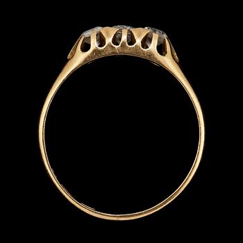 RING, 18k guld med 3 fasettslipade vita stenar, Falköping, 1952. Vikt 2 g.