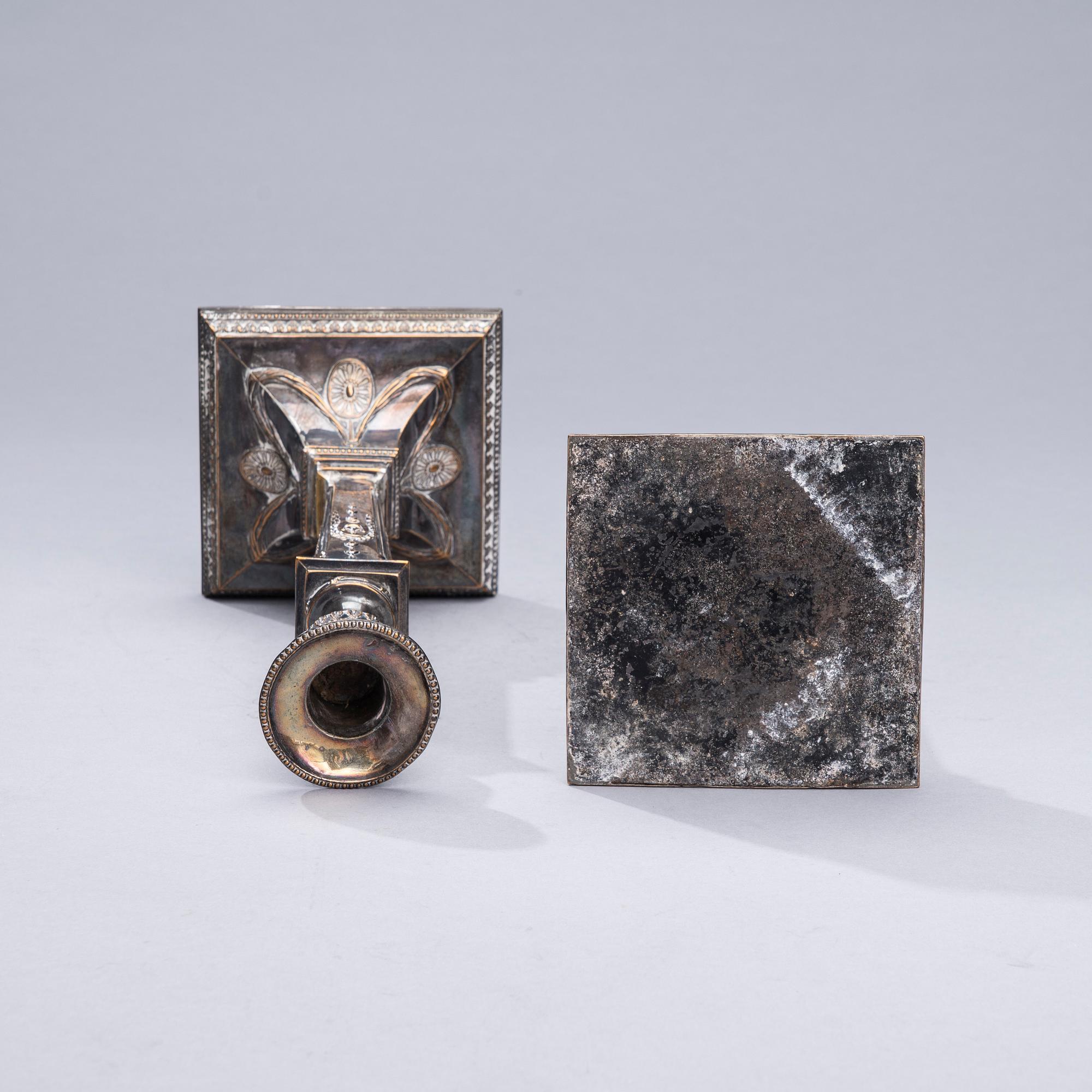 LJUSSTAKAR, ett par, försilvrad mässing, empire, 1800-talets första hälft.