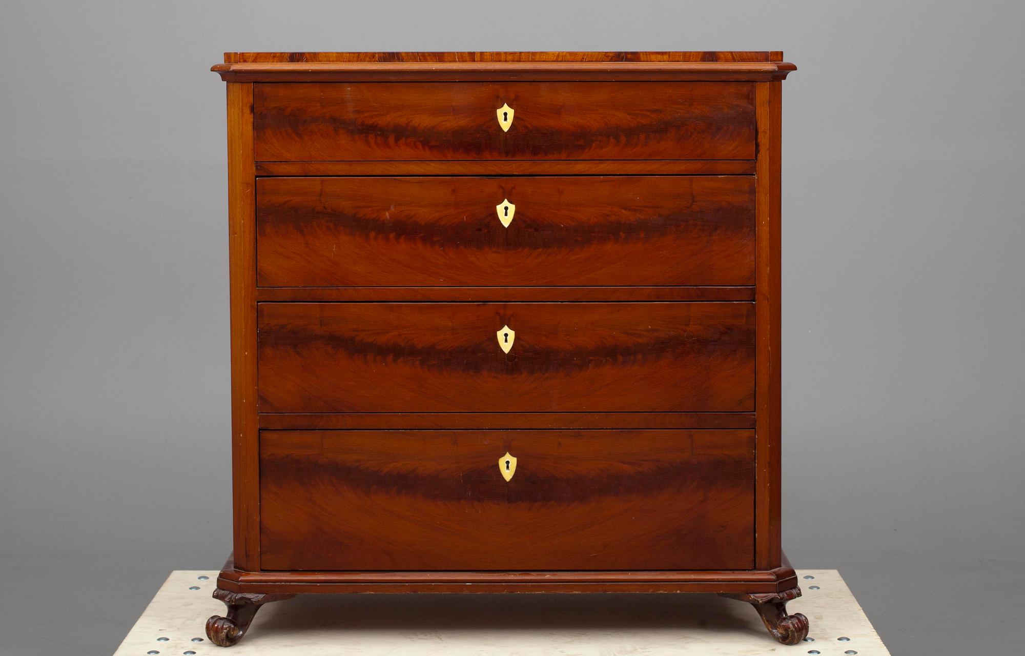 BYRÅ, mahognyfanerat, senempire, 1800-talets senare hälft.