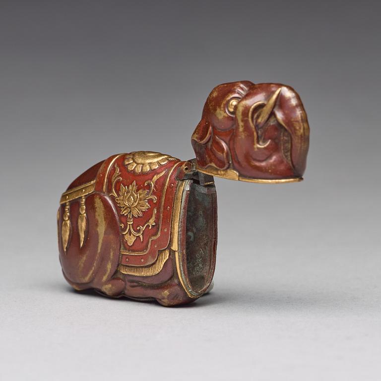 A bronze sculpture/snuffbox in the shape of an elephant, 19th century.