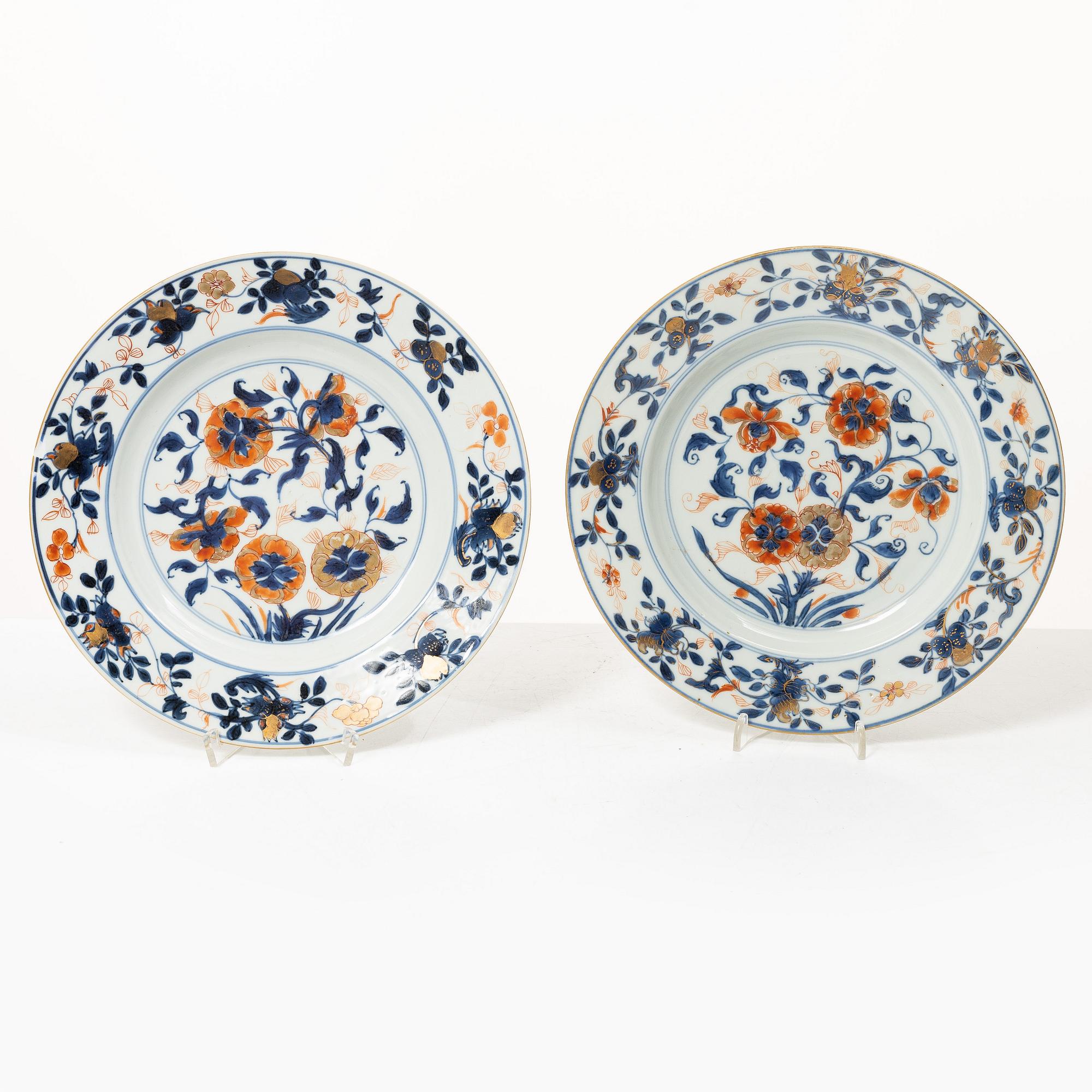 An imari cup with saucer and two dinner plates, Qing dynasty, Kangxi (1662-1722).
