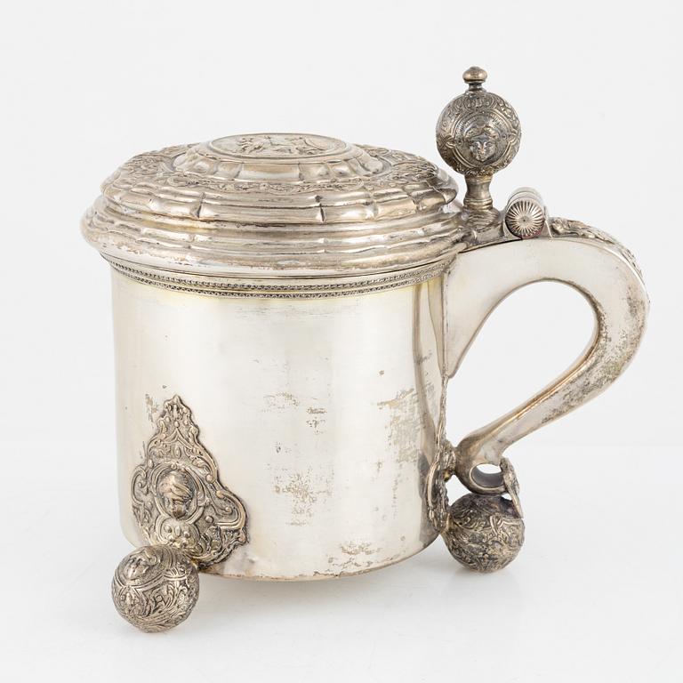 Dryckeskanna, silver, kulfötter. Anders Hafrin, Göteborg 1737.
