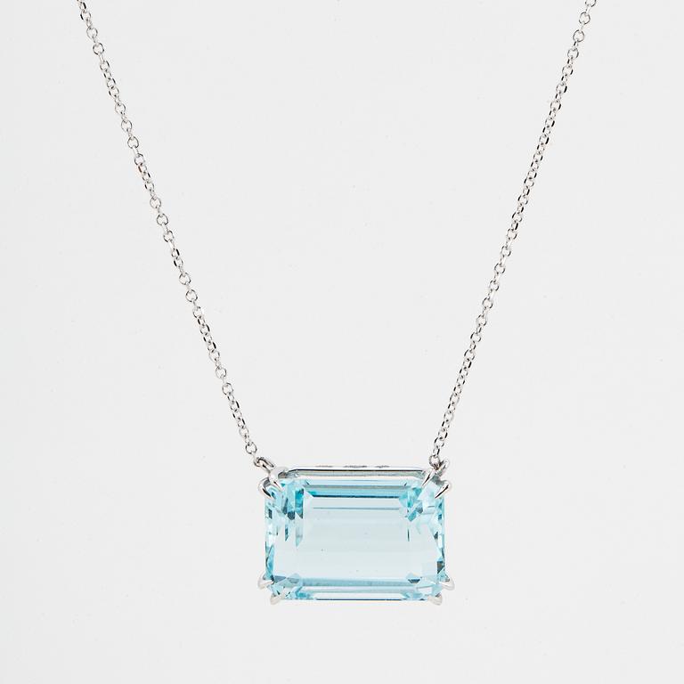 COLLIER, med smaragdslipad akvamarin.