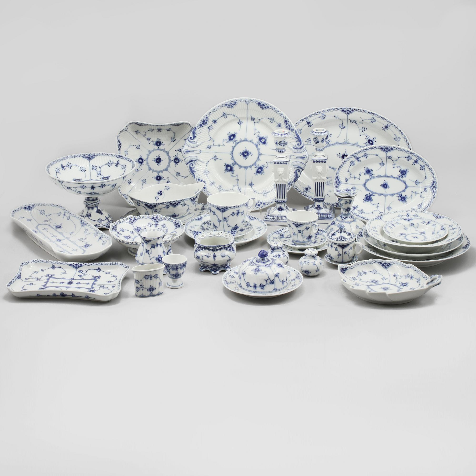 SERVISDELAR, 140 delar, "Musselmalet", porslin, Royal Copenhagen, 1900-talets andra hälft.