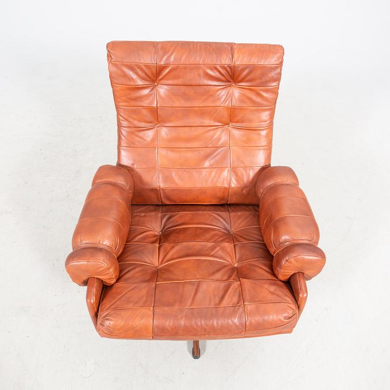 A 1970/80s leather swivel chair.