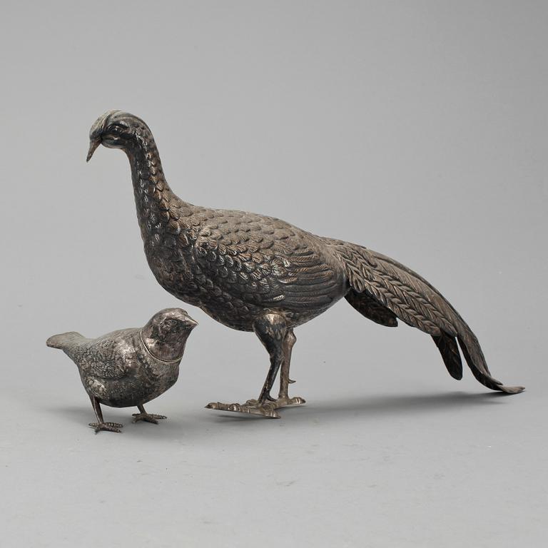 FIGUR/PEPPARKAR samt FIGUR, 1+1, silver respektive nysilver, Möjligen Holland, 1900-talets första hälft. Vikt ca 170 g.