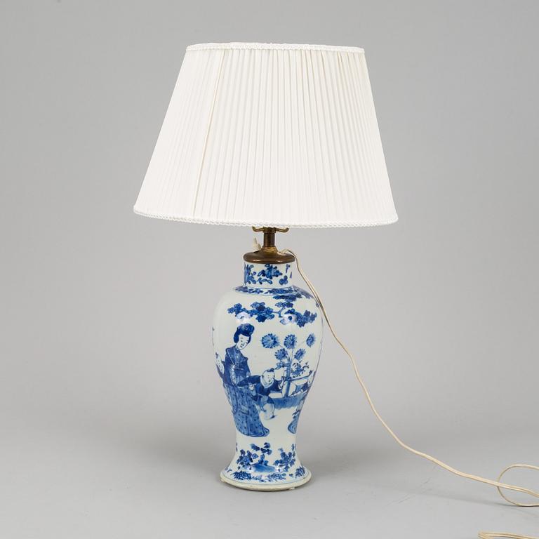 A blue and white figural vase turned into a table lamp, Qing dynasty, Guangxu (1872-1908).