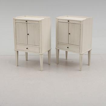 SÄNGBORD, 1 par, gustaviansk stil, 1900-talets andra hälft.