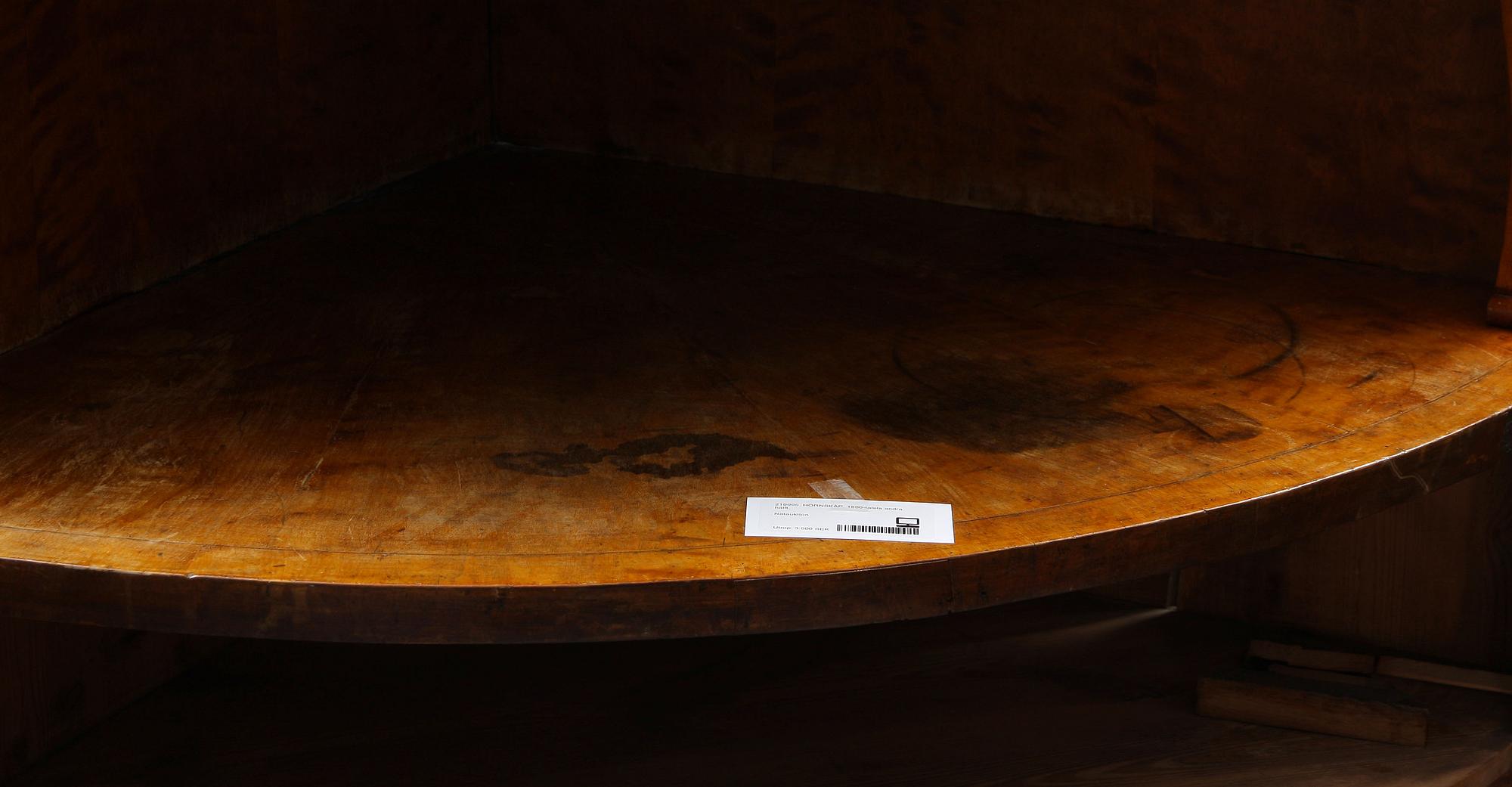 HÖRNSKÅP, 1800-talets andra hälft.