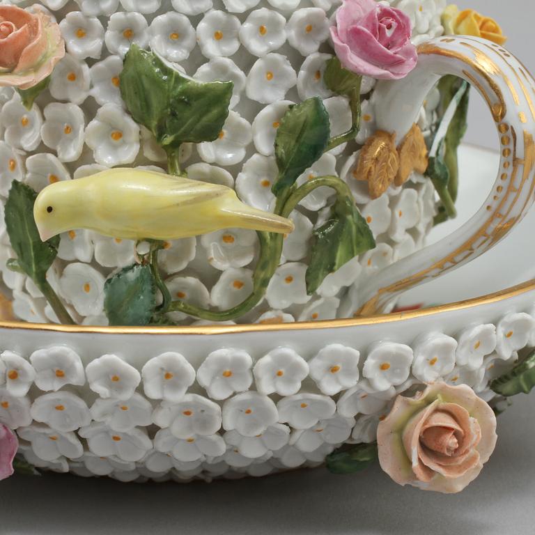 KOPP MED FAT, porslin, Meissen, 1900-tal.