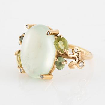 Cocktailring, Mandelstam, 18K guld med cabochonslipad prehnite, peridot, grön turmalin och briljantslipade diamanter.
