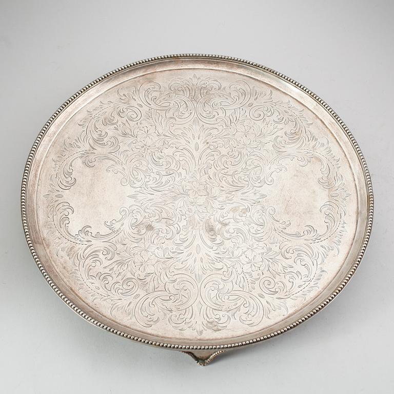 BRICKA, silver, sk salver, John Crouch & Thomas Hannam, London 1782. Vikt ca 1250 g.