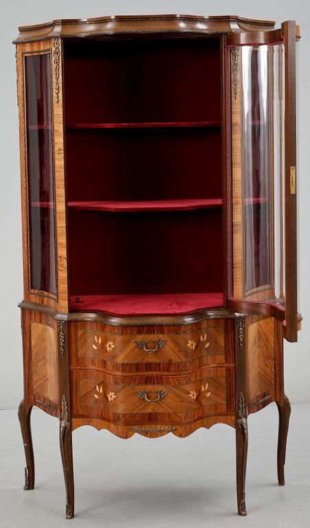 VITRINSKÅP, Louis XV-stil, 1900-talets mitt.