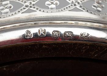 COASTERS, ett par, silver, Hester Bateman, London, England, 1785.