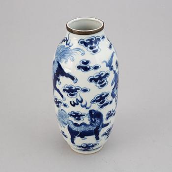 A blue and white porcelain vase, late Qing dynasty, 19th century.