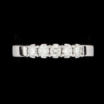 RING, 14k vitguld med briljantslipade diamanter tot ca0,45ct. Vikt ca4,1g.